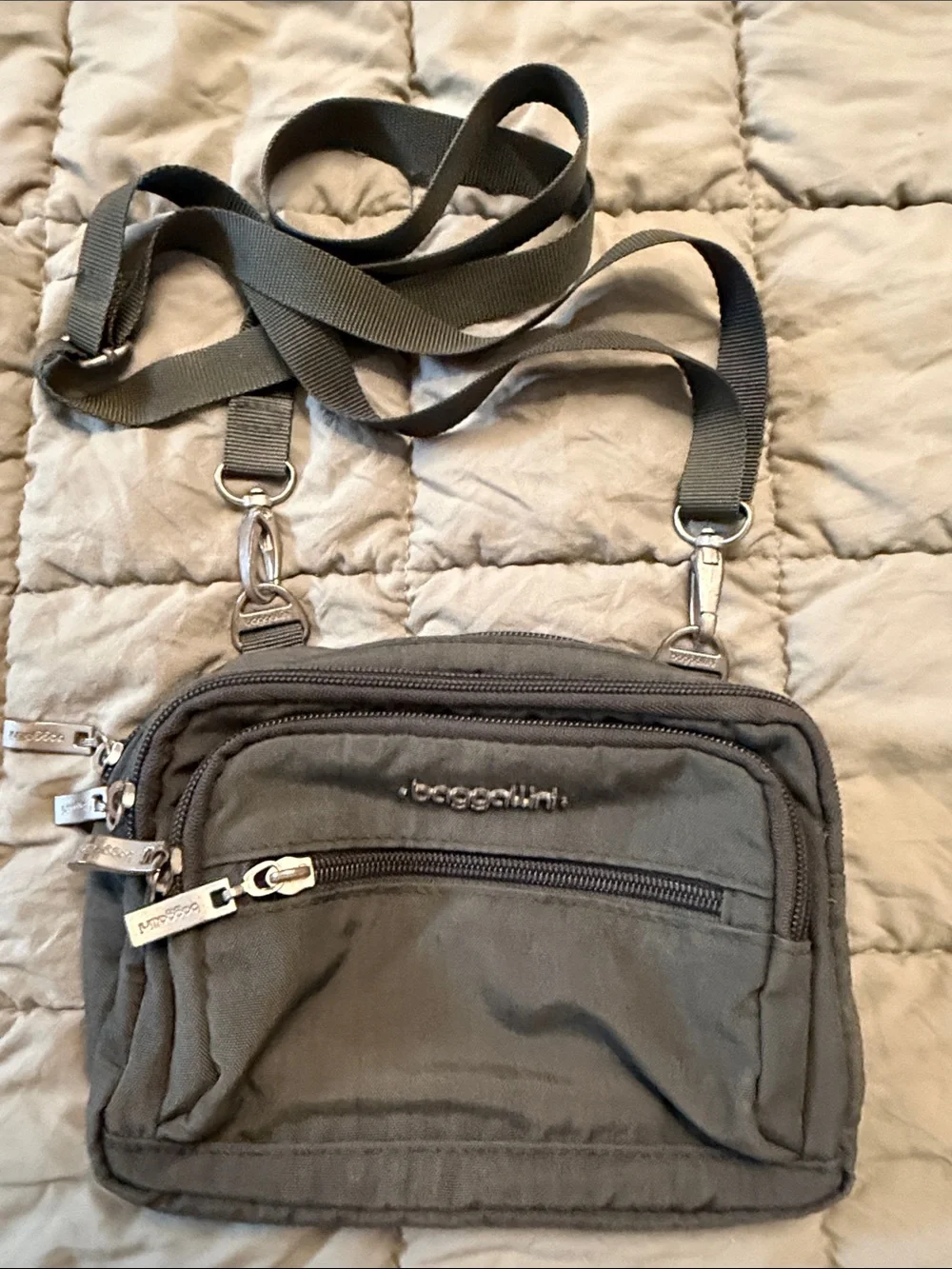 Baggallini olive gray men’s messenger crossbody bag